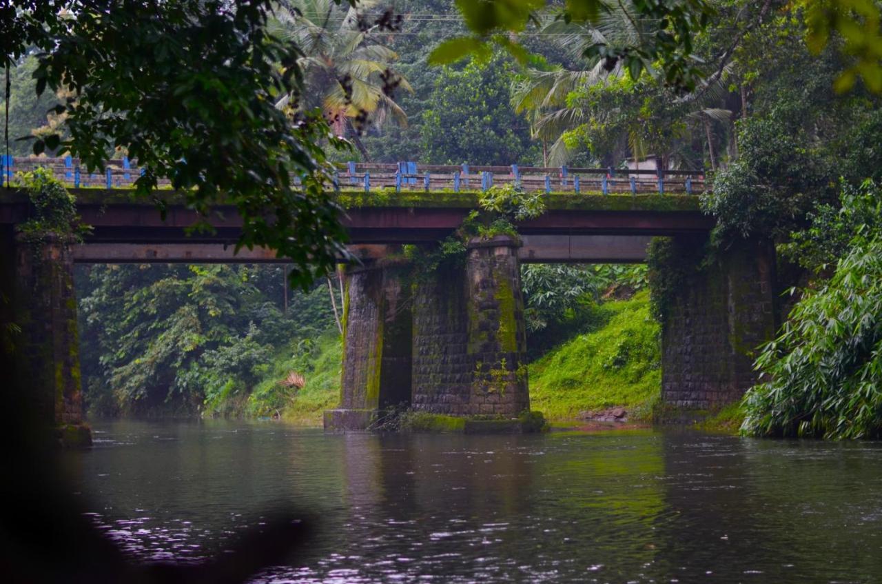 Athirapilly On The Rocks Hotel Athirappilly Eksteriør billede